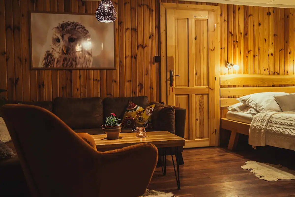 Sovia chata v Smižanoch je skvelým miestom na strávenie sviatkov. Ponúka relax v podobe sauny a vonkajšieho jacuzzi. 
