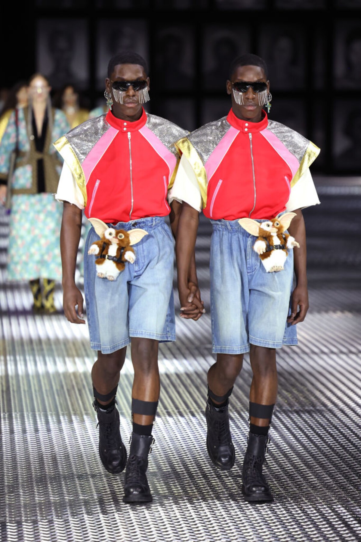 Vedenie módneho domu Gucci predstavilo kolekciu na sezónu jar/leto 2023 originálnym spôsobom. Na prehliadkovom móle sa postupne vystriedalo 68 dvojčiat v luxusných modeloch spod rúk kreatívneho riaditeľa Alessandra Micheleho a jeho tímu. (23. septembra 2022)