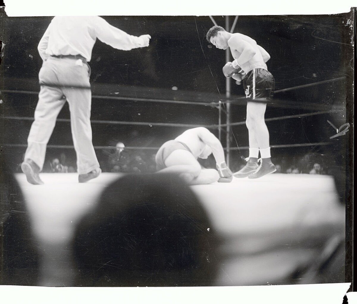 Joe Louis nad poraženým Maxem Schmelingem.