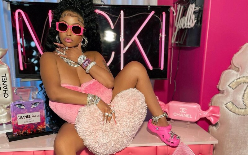 Nicki Minaj svým postem na Instagramu pobláznila fanoušky. Díky jejímu postu skoupili všechny růžové crocsy.