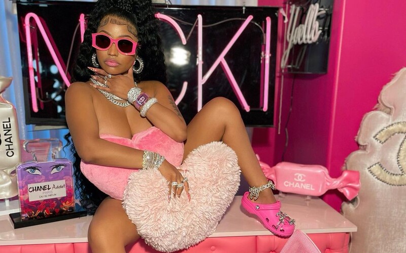 Nicki Minaj odmítá očkování, protože jejímu známému údajně po vakcíně otekla varlata na velikost melounu.