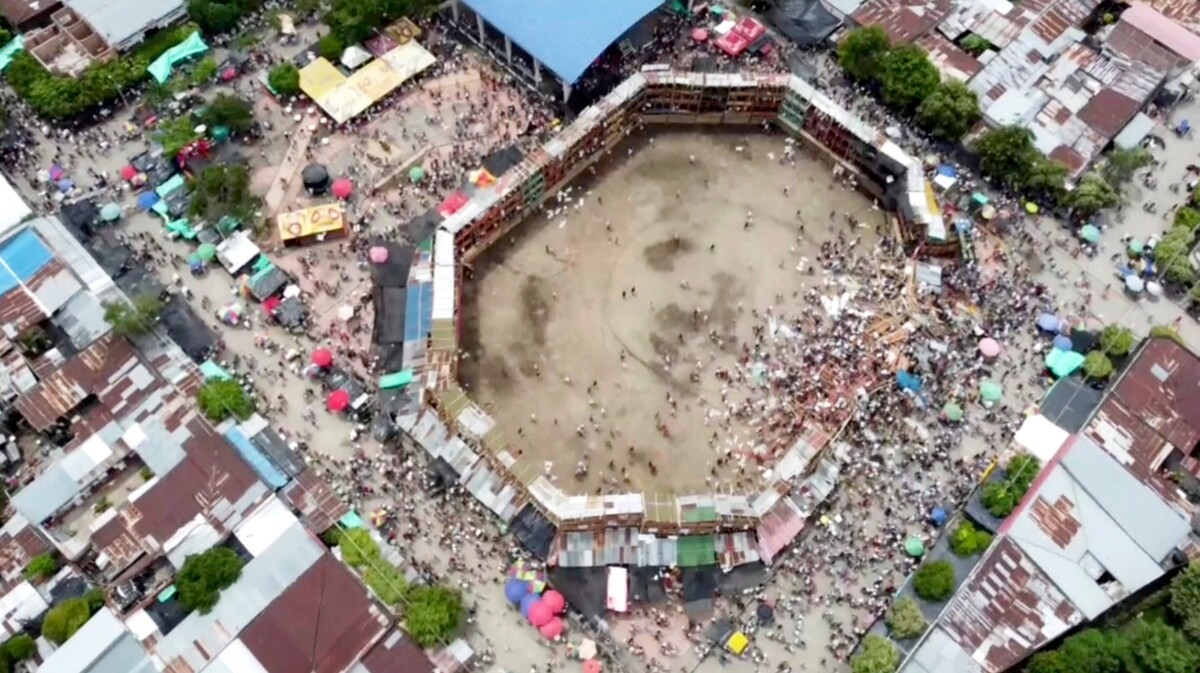 Snímka z videa: diváci padajú k zemi po tom, čo sa časť dreveného amfiteátra zrútila.