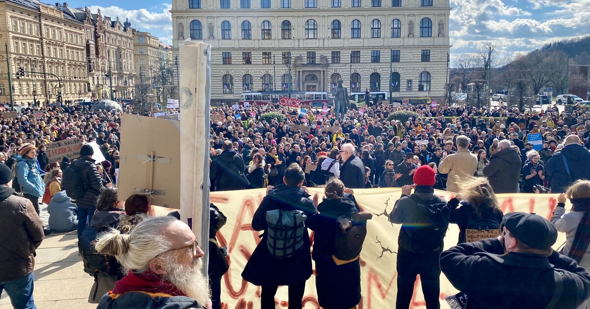 Obrazem: „Bez humanitních věd si přestaneme rozumět.“ Učitelé v Praze stávkovali za vyšší platy