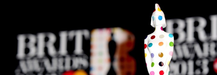Jak to vypadalo na červeném koberci na Brit Awards 2017? Podívej se na okouzlující Ellie Goulding nebo fešáky Bastille