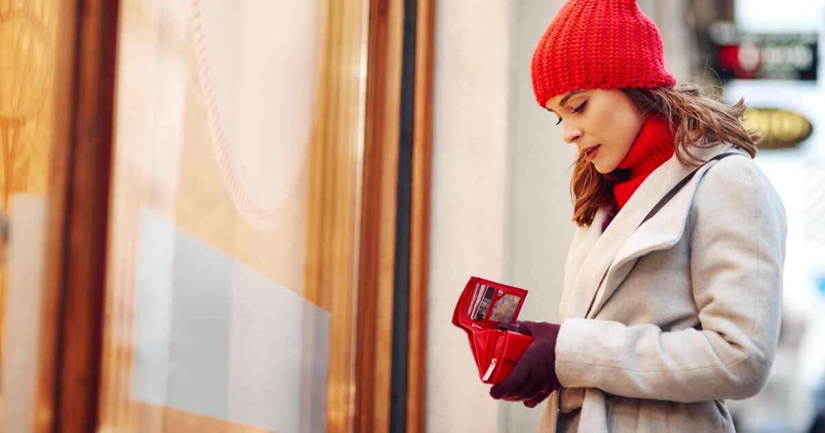 Češi a Češky si utahují opasky: Na čem kvůli krizi a inflaci nejvíc šetříš ty? Hlasuj v anketě