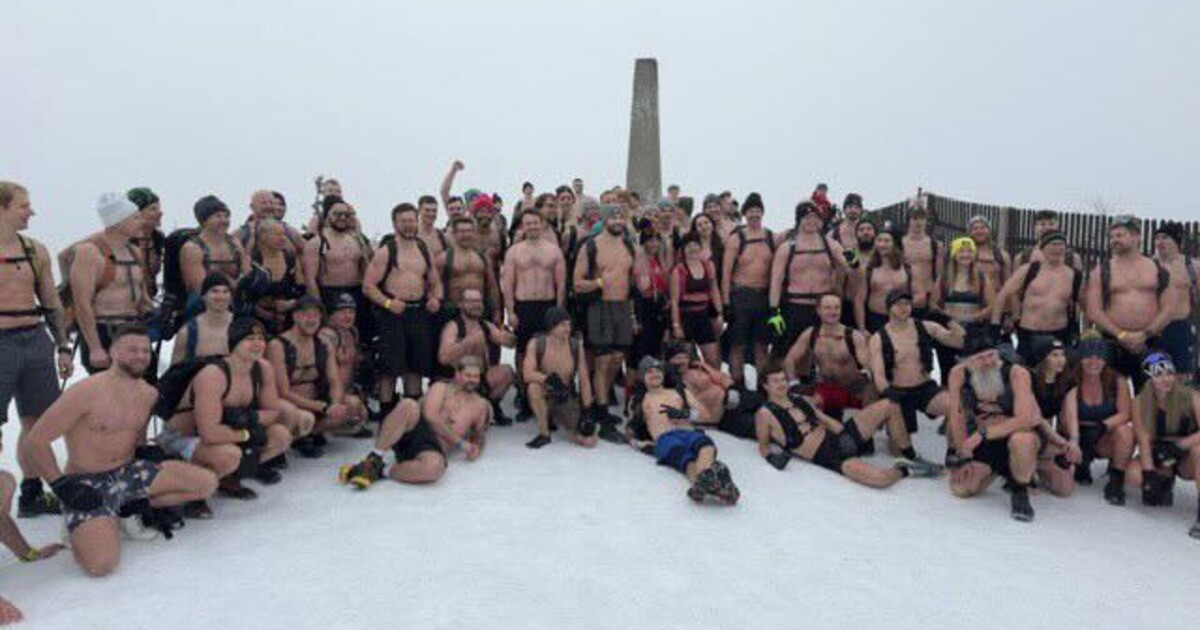 Češi vytvořili nový rekord! Ve spodním prádle či kraťasech vystoupalo 87 otužilců na Lysou horu