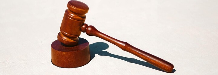 Francouzka, která zabila svého otčíma, nakonec nepůjde do vězení. Muž ji zneužíval a mlátil 20 let, měl s ní i děti