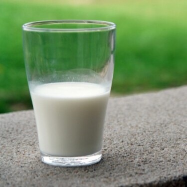 Urči správnu priemernú cenu 1 litra polotučného mlieka