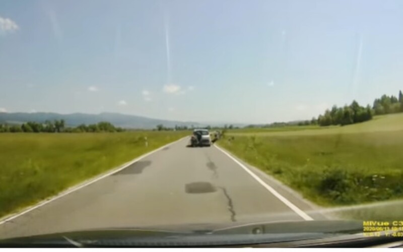 Řidič v Polsku brutálně vrazil do dvojice na kolech. Vše zachytila kamera ze za nimi jedoucího auta.