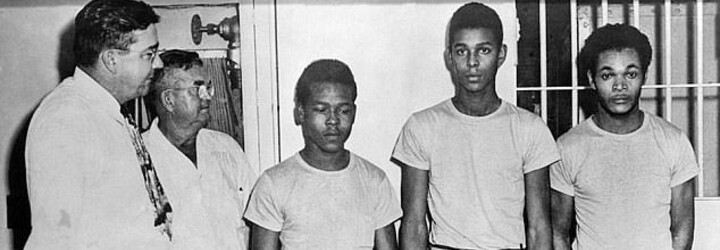 Čtyři Afroameričané obvinění ze znásilnění byli po 70 letech zproštěni viny. Jeden z nich byl 400krát střelen, druhý zabit šerifem
