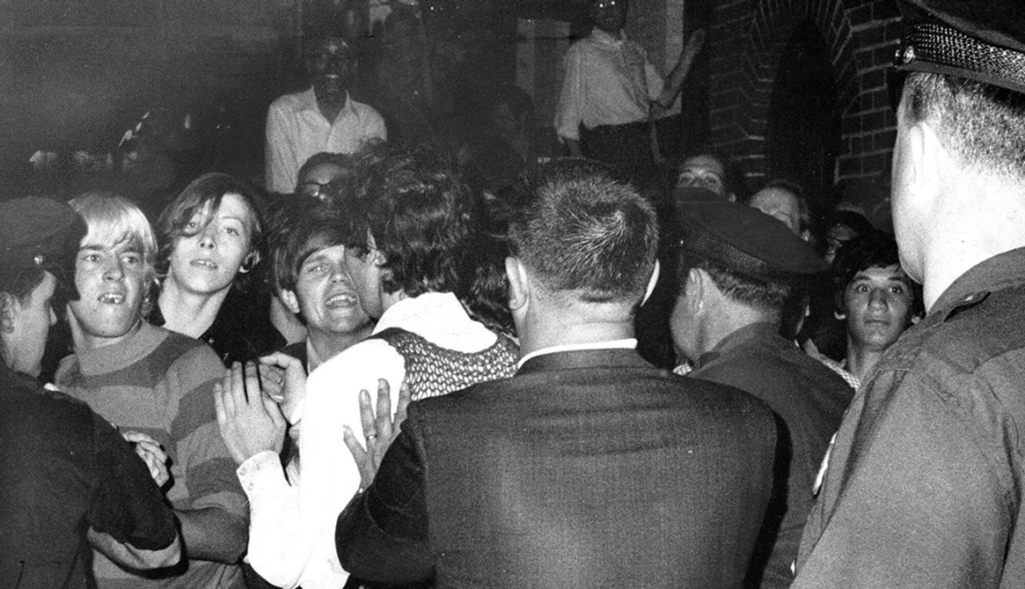1969: Policejní razie v gay podnicích byly v této době velmi časté. 28. června 1969 v ranních hodinách vtrhla policie do Stonewall Inn, oblíbeného nočního klubu Greenwich Village. Tato razie vyvolala mezi návštěvníky baru nepokoje a přerostla v několikadenní demonstrace, zapojilo se na dva tisíce lidí. Události, které vzešly do historie jako Stonewallské povstání, vyburcovaly aktivisty po celé zemi a vedly k modernímu boji za práva LGBTQ+ osob.