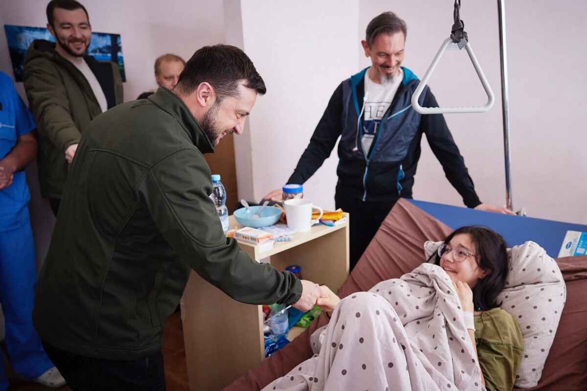 Ukrajinský prezident Volodymyr Zelenský se v nemocnici setkal s poraněnou dívkou, která vlastním tělem zakryla svého mladšího bratra, když jejich dům bombardovali Rusové. (17. března)