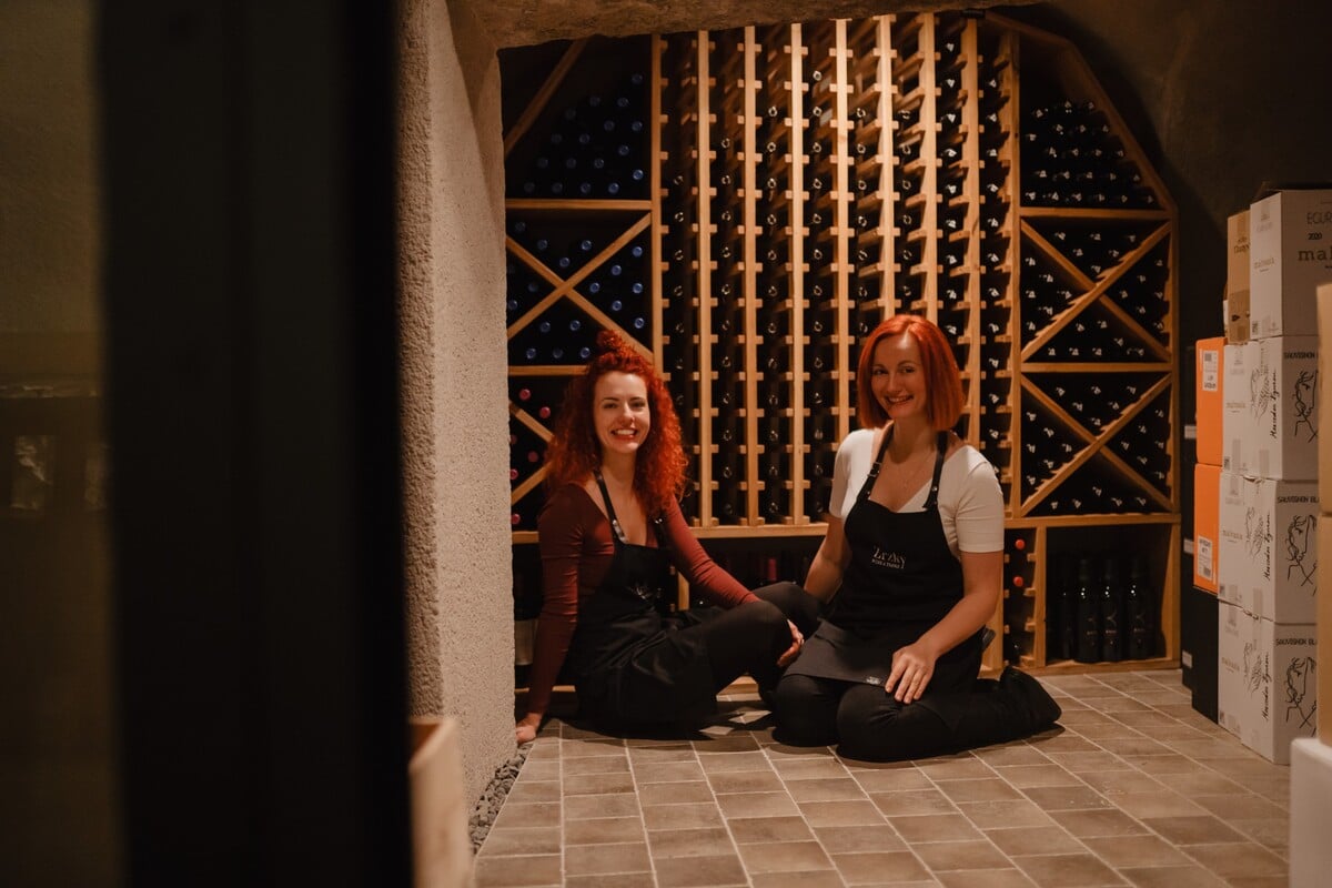 Klaudia a Izabela pózujú v chladiacej miestnosti na víno.