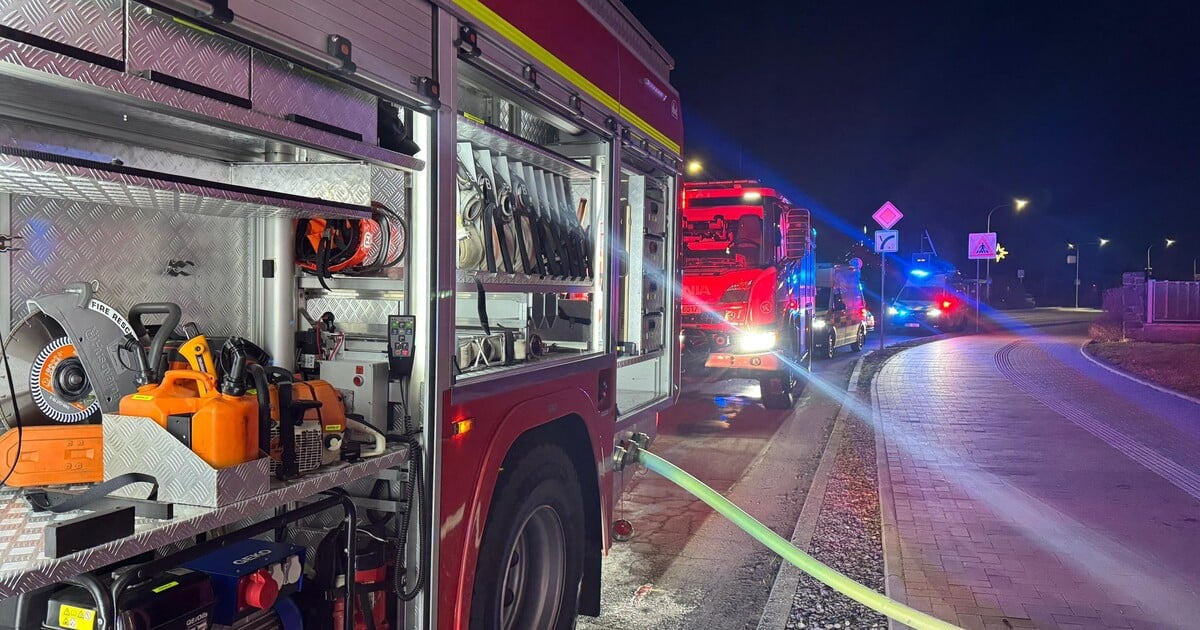 Hasiči v noci zasahovali u požáru základní školy. Zachránili pět lidí a psa, škoda je přes milion