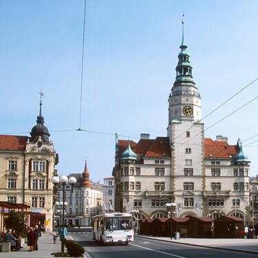 Budově radnice se v tomto moravskoslezském městě říká Hláska. O které město jde?