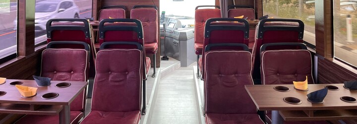 Sprevádzala som 15 Švajčiarov na striptíze v párty autobuse. Zažili sme rozlúčku so slobodou, ako sa patrí (Reportáž)