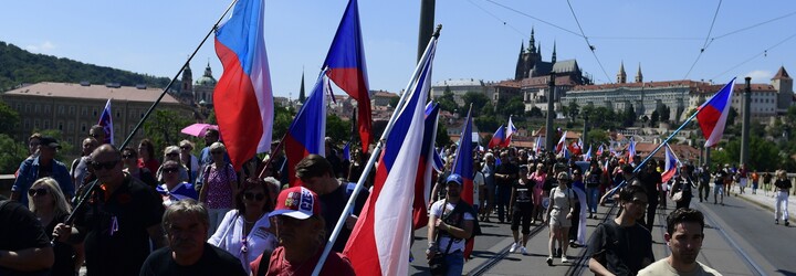 V Praze protestovalo přes tisíc demonstrantů. Chtěli demisi vlády Petra Fialy