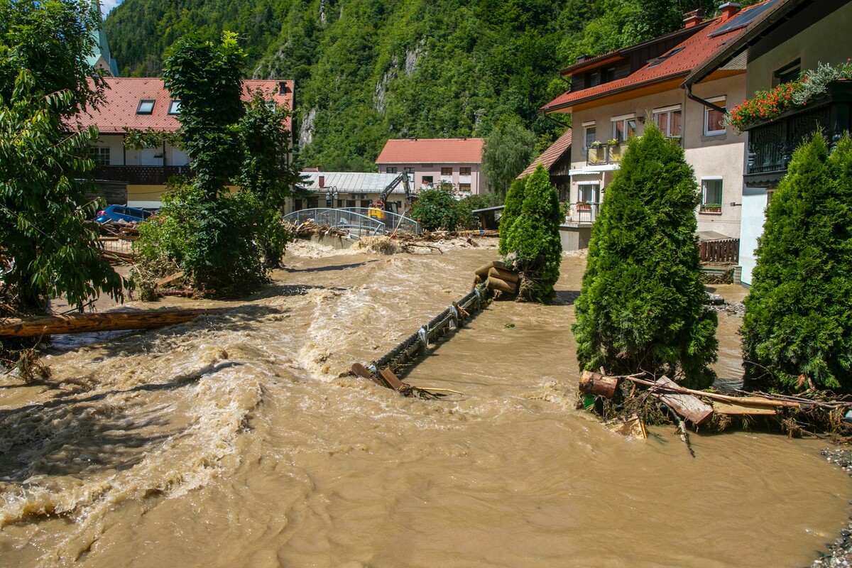Voda ve Slovinsku ničila domy, silnice i mosty.