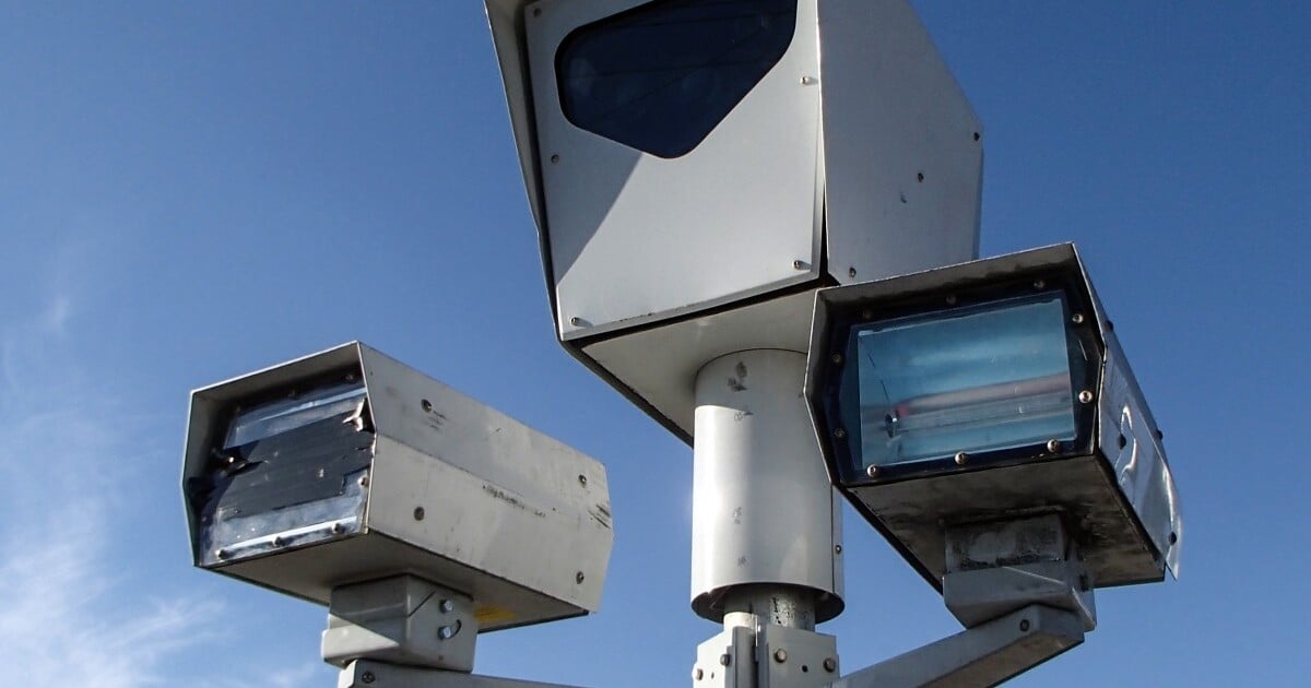 Nová technologie mění pravidla na silnicích: Radary dokážou zachytit řidiče s mobilem přímo v autě