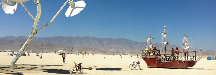 Žena na festivalu Burning Man rozdávala k pití své mateřské mléko. Návštěvníci v poušti si jím prý léčili kocovinu a přidávali si ho do kávy