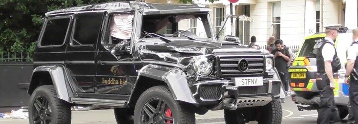 Monstrózní G 500 4x4² v úpravě od Brabusu zůstalo po střetu s Toyotou a zastávkou ležet na boku
