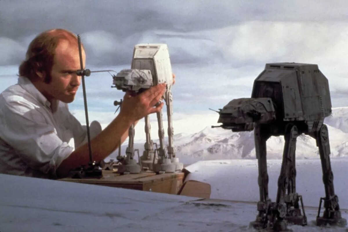 Phil Tippet pracuje na pohybe miniatúr AT-AT pre film Star Wars: Empire Strikes Back v roku 1979.