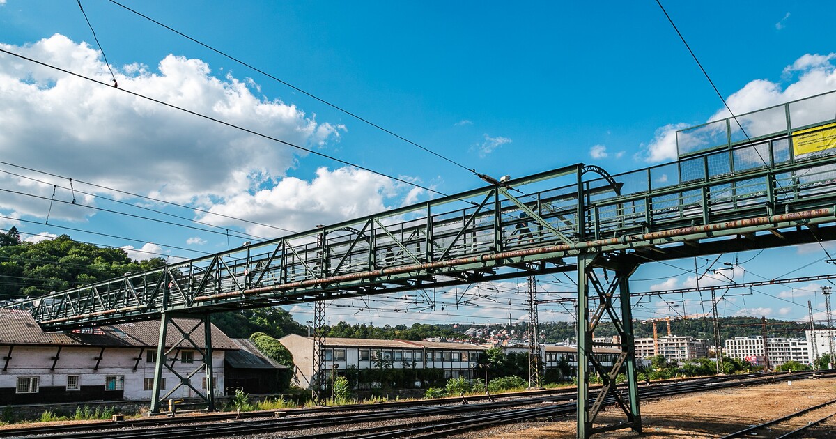 Prahu čeká změna: Smíchovská lávka jde k zemi, na několik let ji nahradí autobus