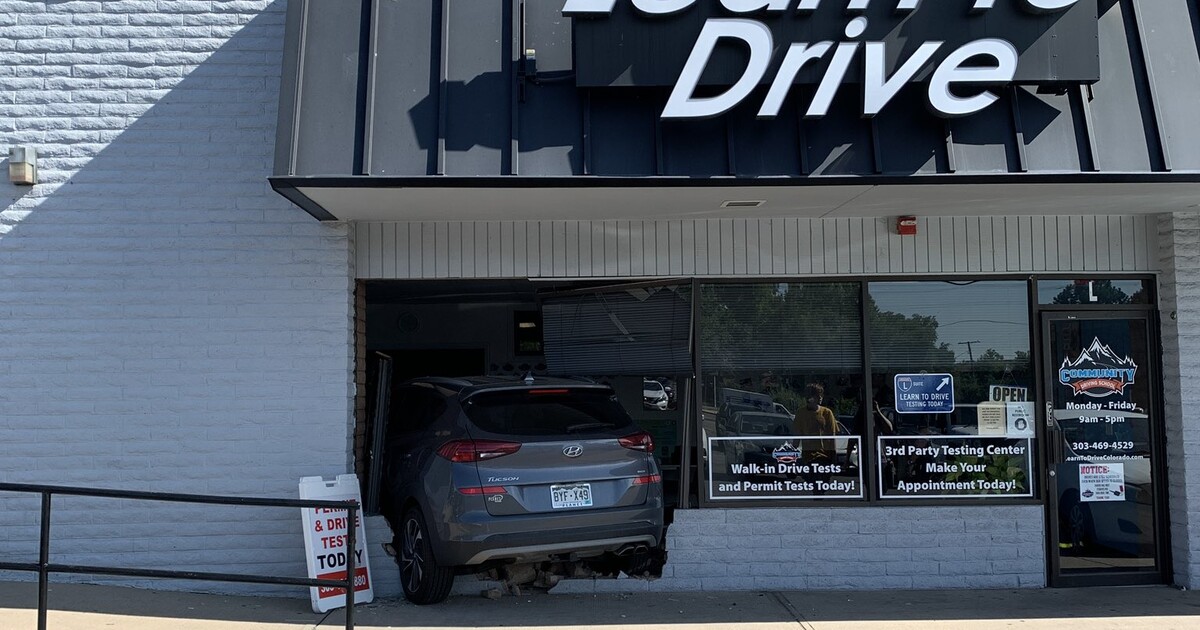 Špatná reklama, taky reklama. Instruktor naboural přímo do budovy autoškoly s cedulí „Nauč se řídit“