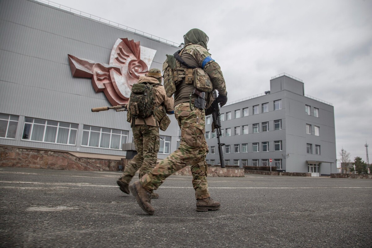 Ukrajinskí vojaci kráčajú okolo Černobyľskej jadrovej elektrárne počas 41. dňa ruskej invázie na Ukrajinu v utorok 5. apríla 2022.