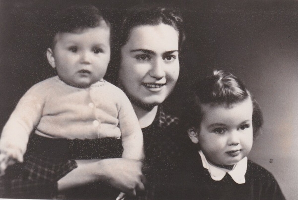 Evina mama Agi s deťmi Evou (napravo) a Norou. Všetky prežili koncentračný tábor