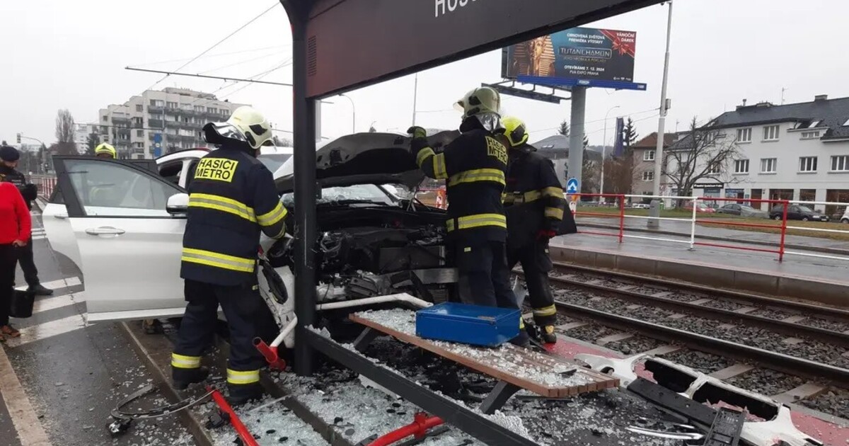 V nemocnici zemřela 97letá žena, která utrpěla zranění při nárazu BMW do zastávky v Praze