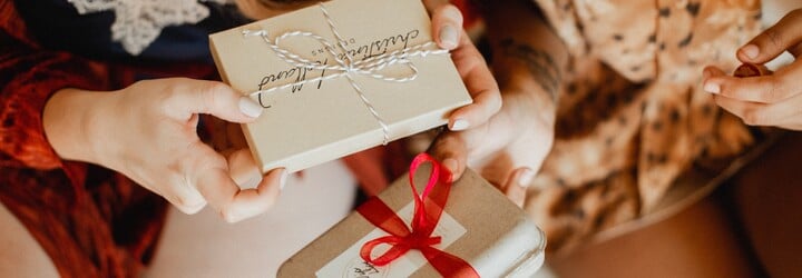 Peněženka, boty nebo perly. Těmto dárkům, co přináší smůlu, se raději vyhni