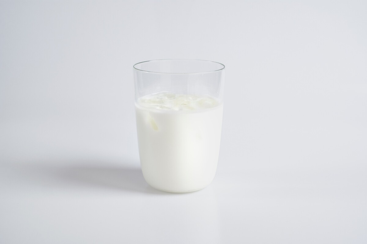 Konzumácia príliš veľkého množstva mliečnych výrobkov môže spôsobiť nevoľnosť, bolesti žalúdka a hnačku.