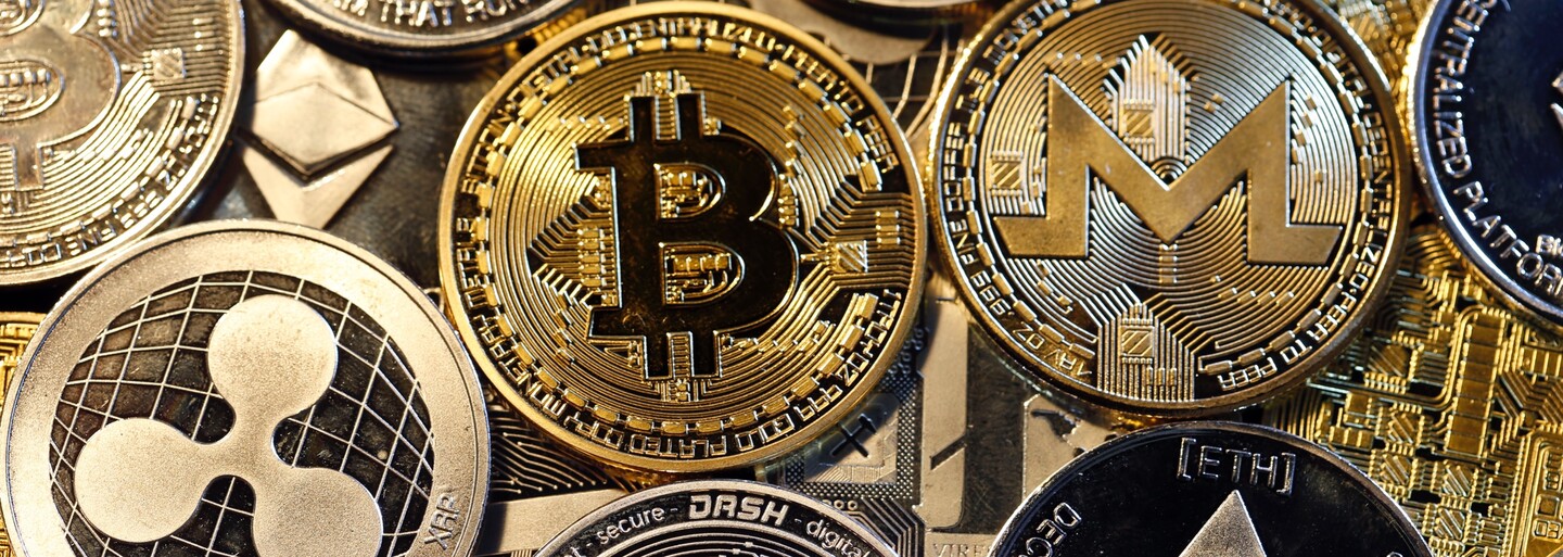 Falešný bankovní úředník vylákal z ženy 600 tisíc korun, které si půjčila. Vložila je do bitcoinmatu