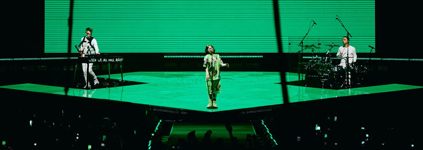 Falošné vstupenky a prespávanie pred O2 arenou kvôli najlepším miestam. Ako Billie Eilish rozplakala tisícky Slovákov a Čechov?