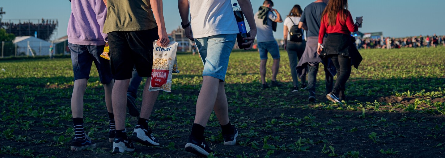 Fanoušci kapely Rammstein zničili v Praze úrodu cukrové řepy