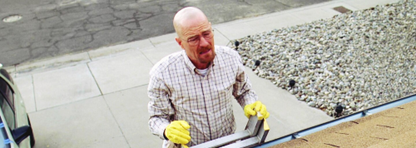 Fanoušci seriálu Breaking Bad ještě stále házejí pizzy na střechu Waltera Whitea