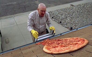 Fanoušci seriálu Breaking Bad ještě stále házejí pizzy na střechu Waltera Whitea Fanoušci seriálu Breaking Bad ještě stále házejí pizzy na střechu Waltera Whitea