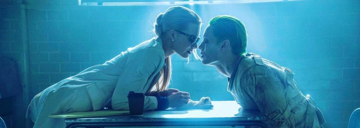 Fanúšik Suicide Squad zažaloval Warner Bros. kvôli chýbajúcim scénam vo filme, ktoré videl v traileroch