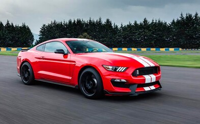 Fanúšikovia športiakov, držte sa. Hybridné Mustangy prichádzajú Fanúšikovia športiakov, držte sa. Hybridné Mustangy prichádzajú