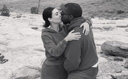 Fanúšikovia zasypali Kim Kardashian vulgarizmami pod fotkou s Kanyem Westom, post musela vymazať