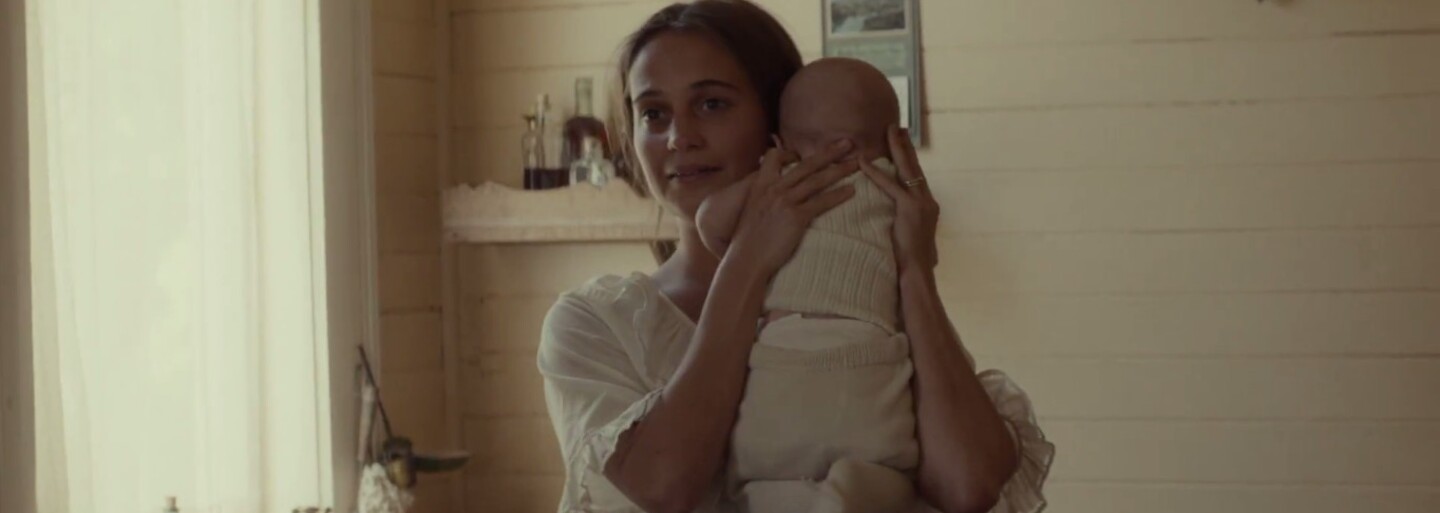 Fassbender a Vikanderová bojujú o nevlastné dieťa v ďalšom emotívnom traileri na The Light Between Oceans