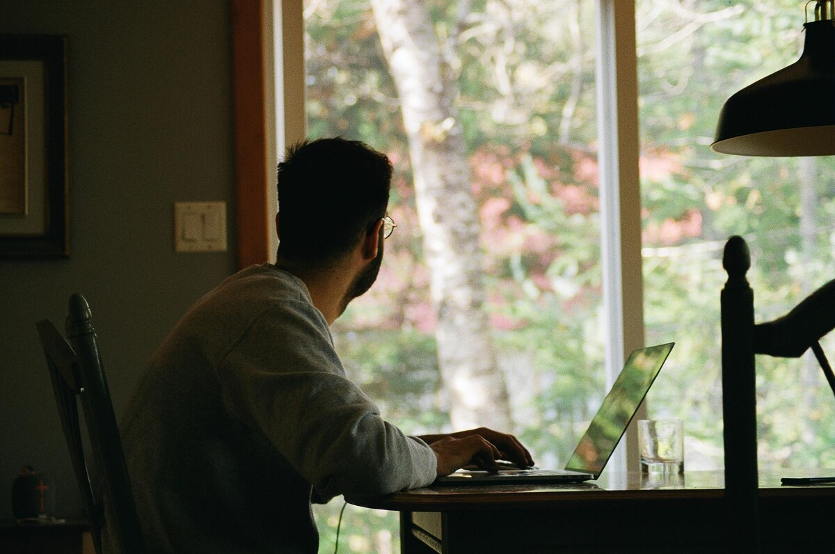 home office, práca, laptop, muž