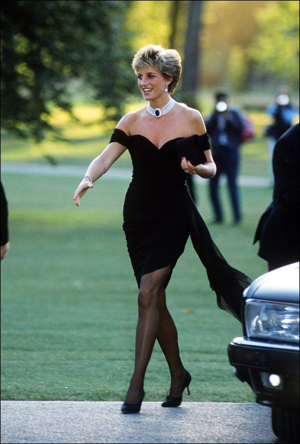 Legendárne čierne šaty od Christiny Stambolian, ktoré si Diana obliekla pri návšteve Serpentine Gallery v Londýne v júni 1994. 