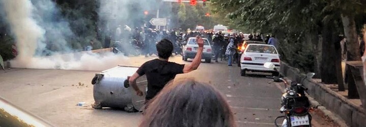 Íránky si stříhají vlasy a pálí šátky, vláda omezuje internet. Při demonstracích za ženská práva zemřelo nejméně sedm lidí