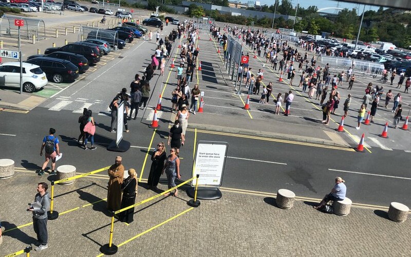 Lidé v Británii čekali před obchodními domy IKEA i několik hodin. Při pohledu na tyto záběry zůstává rozum stát.