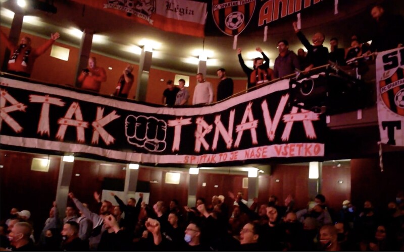 Ultras Spartaka Trnava skandovali v divadle. Na štadión ich nepustia, transparenty rozvešali aspoň v sále.
