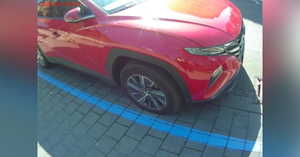 Tvůj žrout paliva zabíjí. Aktivisté v Brně vypustili pneumatiky u velkých aut