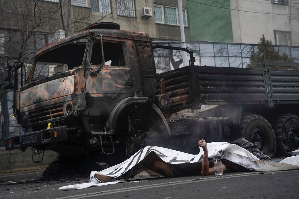 Telo obete leží na ulici vedľa zhoreného automobilu v kazašskom meste Alma-Ata. Protesty v Kazachstane si doposiaľ vyžiadali už 164 obetí. Situácia sa vyhrotila po zhromaždeniach proti prudkému zvýšeniu cien skvapalneného plynu. (6. január 2022)