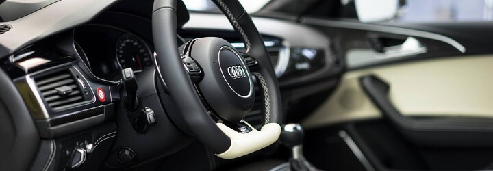 Známy showroom Audi opäť púta pozornosť, terajšiu lahôdku stvárňuje žlto-zlatá RS6-ka!